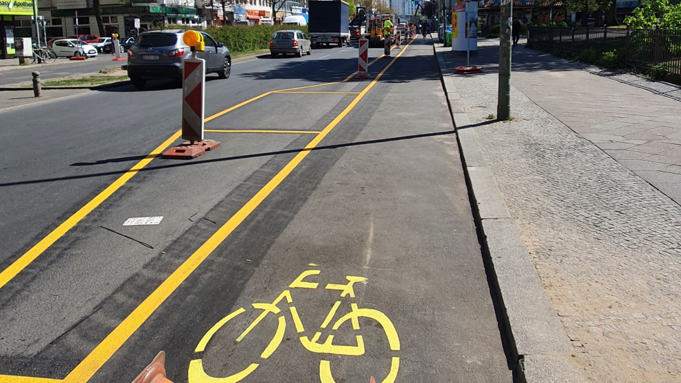 The bicycle lane on Kottbusser Damm has reduced air pollution exposure for cyclists.