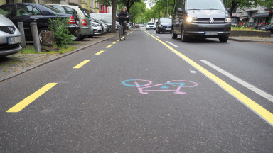 Frisch auf den Asphalt gemalt: der Radweg an der Charlottenburger Kantstraße.