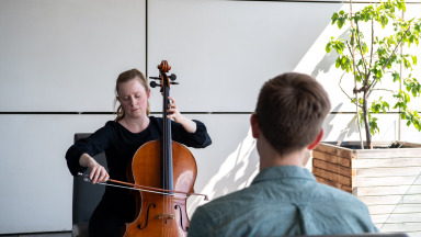 Zu den Orchestern, die für die Nachhaltigkeit aktiv geworden sind, gehört die Kammerakademie Potsdam. Im Rahmen der Tagung „Orchester nachhaltig weiterentwickeln“ am RIFS boten die Musikerinnen und Musiker im Juli 2023 1:1-Konzerte an. 