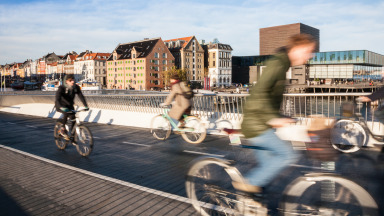 Radfahrende auf der Fußgänger- und Radfahrerbrücke Bryggebroen in Kopenhagen. 